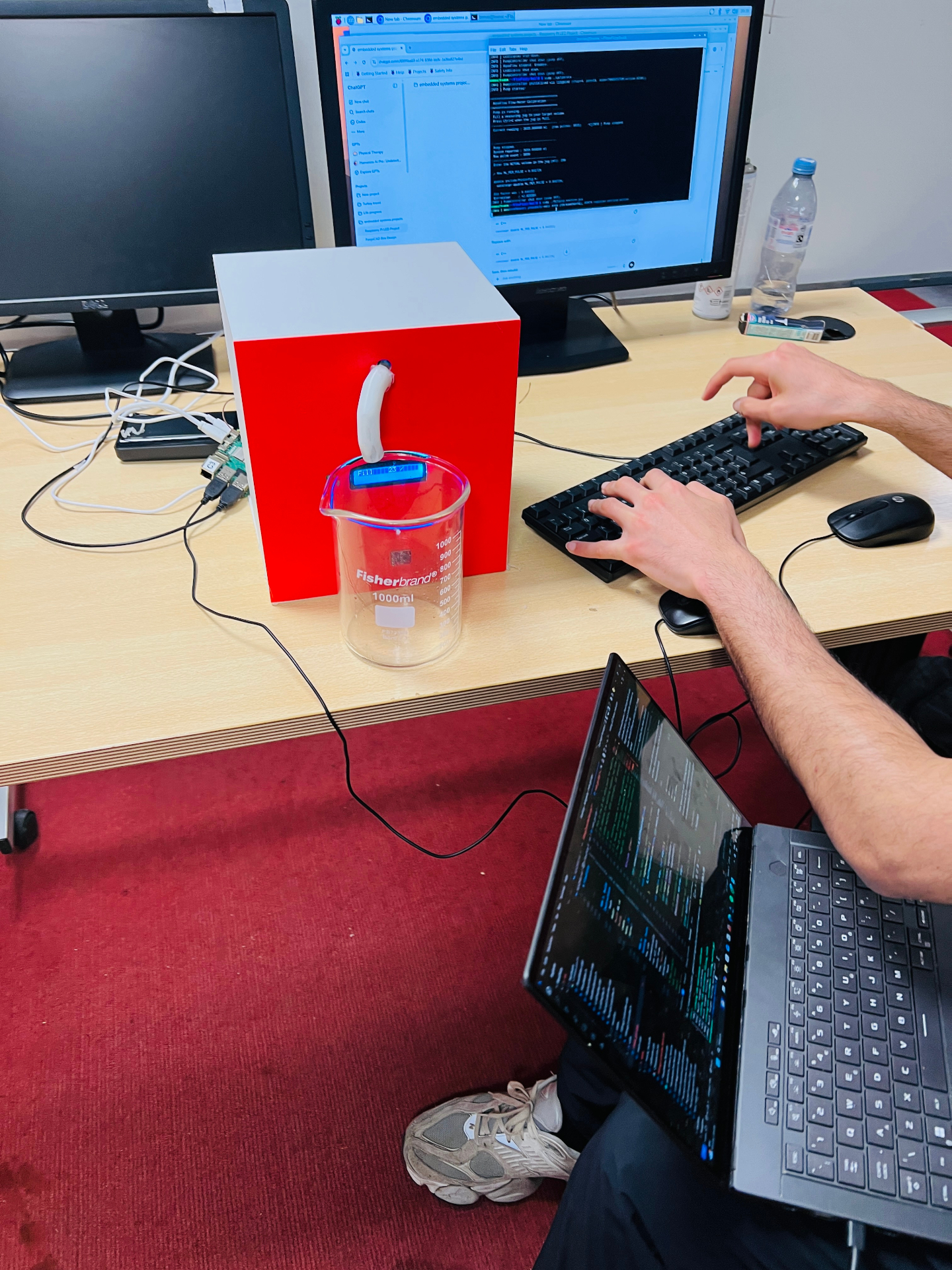 Aquaflow prototype dispensing into a 1L Fisherbrand beaker in Rankine Lab 509